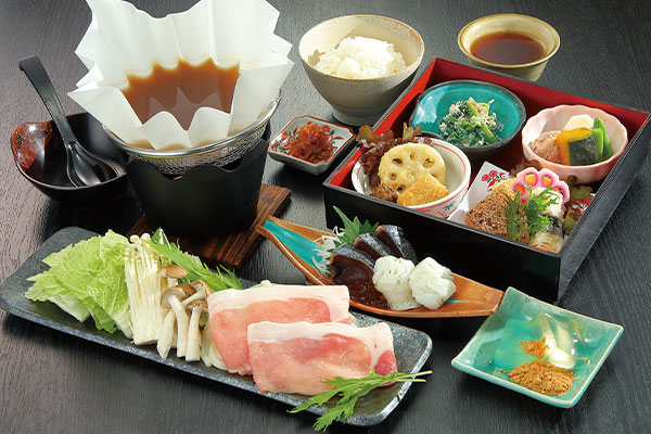秋の特別メニュー　秋の大和膳 2,200円（税込）