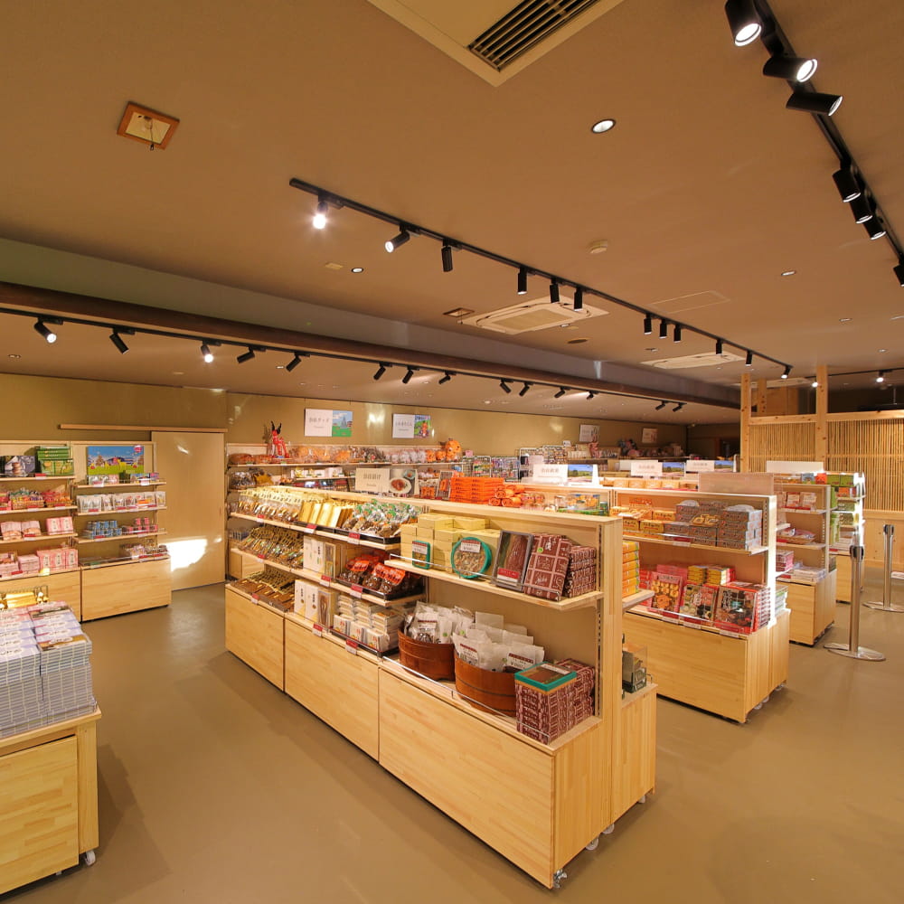 奈良のおみやげ商品が並ぶ売り場