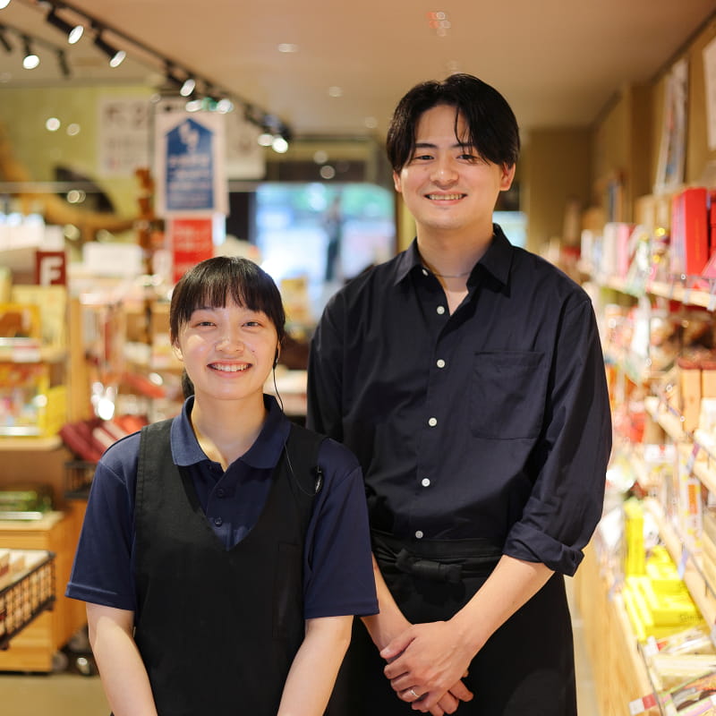 なら和み館で接客するスタッフ