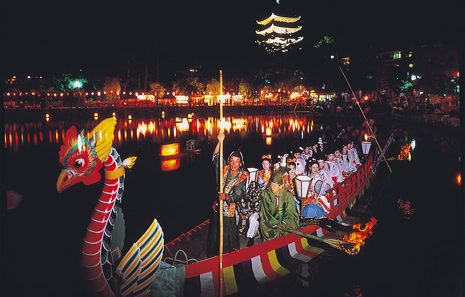 【奈良】雅楽が響く猿沢池で月と管弦船を眺める『采女祭』
