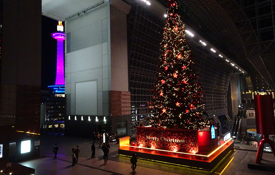 【京都】赤く輝く、22メートルの巨大ツリーを眺める 京都駅ビル 光のファンタジー2019