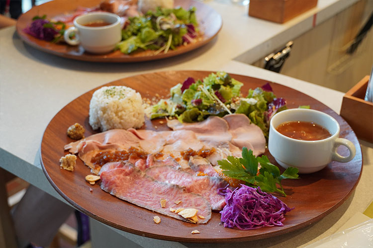 Lunch & Cafe 鹿珈 大和の肉3種盛プレート＋低糖質ライス