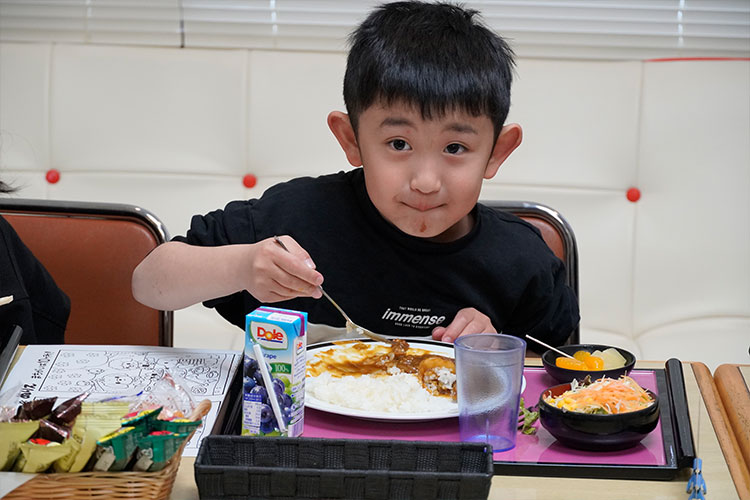 選手食堂での食事風景