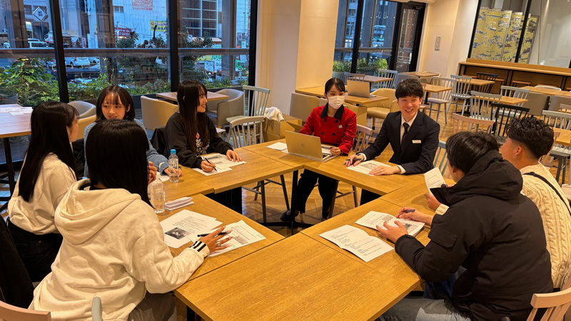 森下ゼミの学生とホテルスタッフの打ち合わせの様子